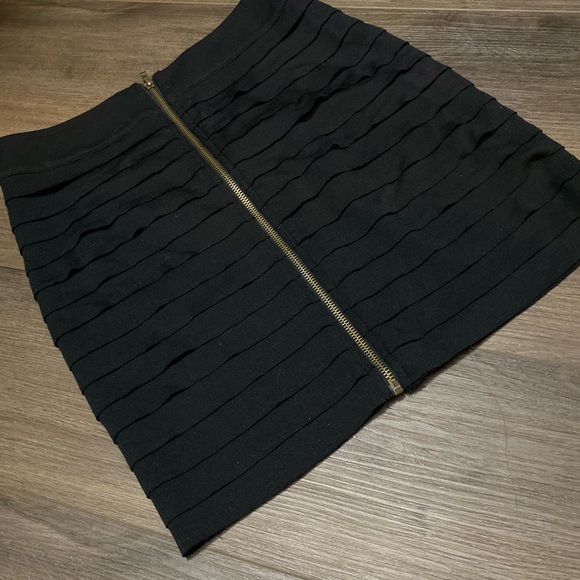 BRAND NEW: Short Black Skirt - Picture 4 of 4